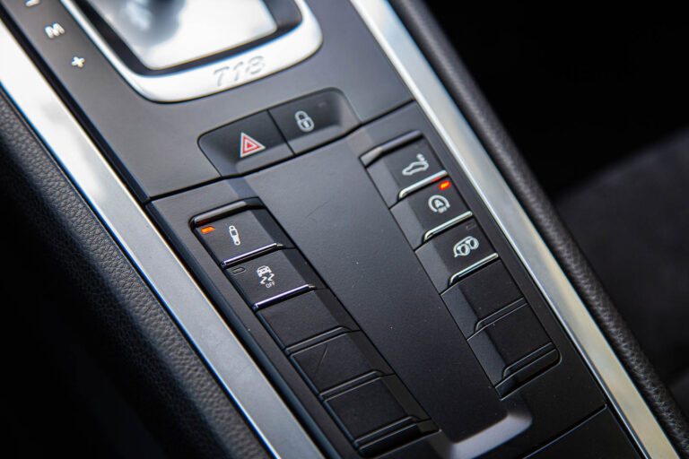 Porsche Cayman 718 -17