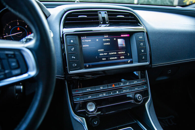 2016 Jaguar XE R-Sport -18