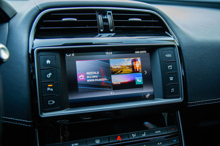 2016 Jaguar XE R-Sport -20