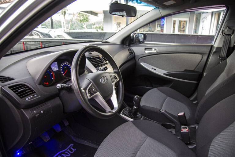 2011 Hyundai Accent Blue 1.6CRDi Mode -9