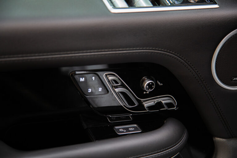 2019 Land Rover Range Rover P400e Vogue -17