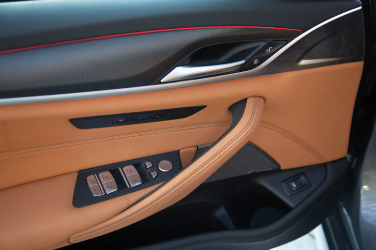 2023 BMW 5.20i MSport -18