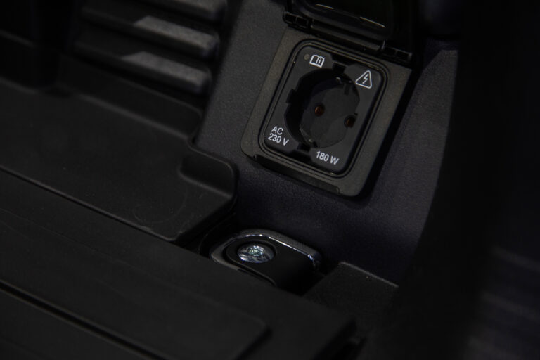 2024 Land Rover Defender Hardtop 90 -26